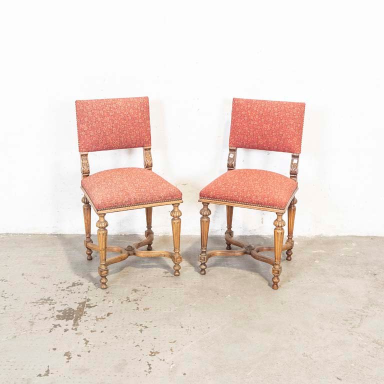 Lote siguiente: Sillas talladas y tapizadas con tachas, estilo decorativo