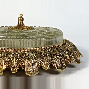 Plafón de Metal Dorado con Pantalla de Vidrio Prensado y Detalle Floral - imagen 3