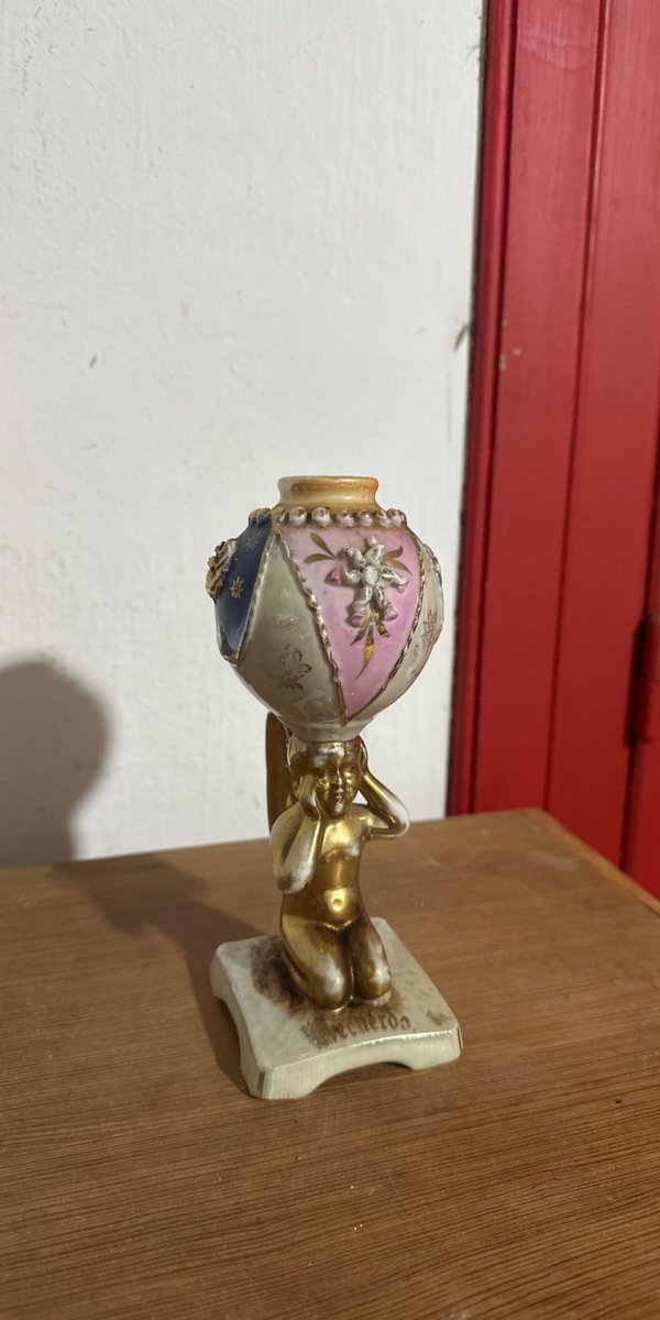 Figura Decorativa de Ángel Sosteniendo Jarrón