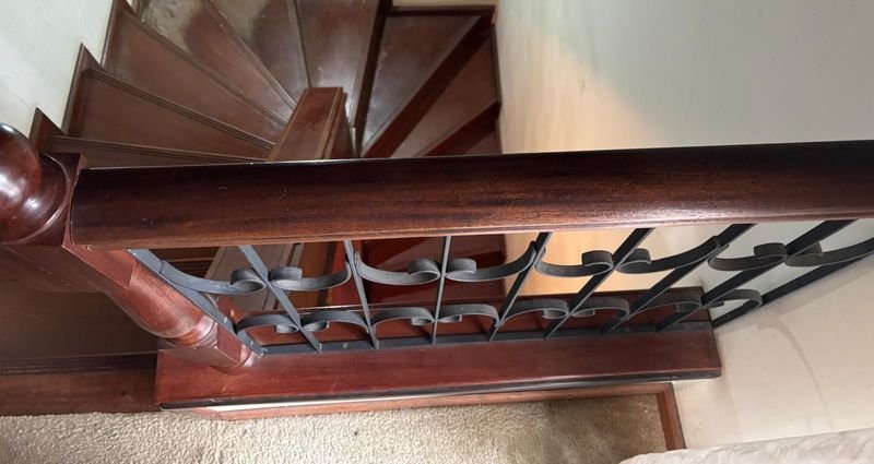 Reja Balconera con Poste Torneado y Remate Esférico