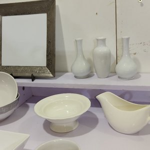 Lote de 21 piezas: vajilla y objetos decorativos con motivos pintados - imagen 5