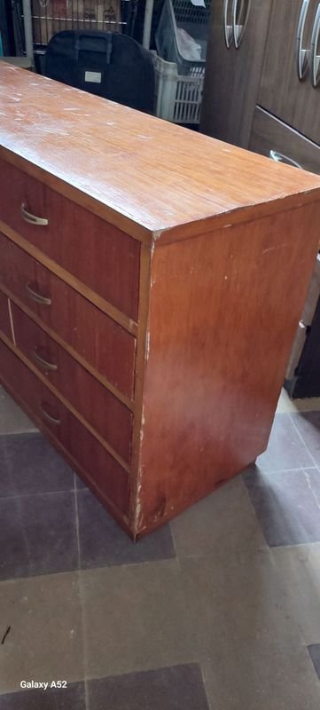 Comoda americana de madera con cinco cajones y tres puertas - imagen 4