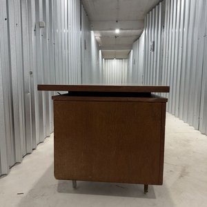 Escritorio de Madera Oscura con Cajonera Metálica y Tiradores - imagen 2