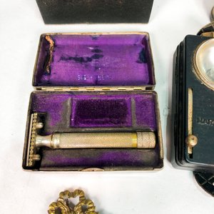 Lote de Adornos Religiosos y Objetos Vintage: Cruz, Caja Alhajera, Jarrita y Más - imagen 4