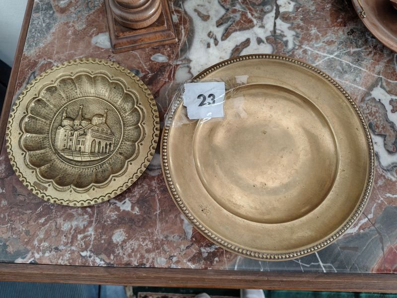 Dos Platos Decorativos de Bronce para Colgar