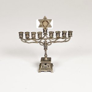 Lote siguiente: Candelabro Menorá de Plata Israelí con Ocho Luces