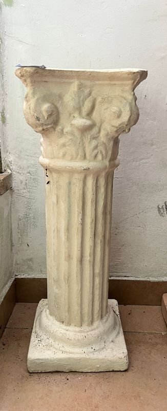 Pedestal de Hormigón Estilo Clásico con Detalles Esculpidos