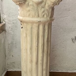 Pedestal de Hormigón Estilo Clásico con Detalles Esculpidos - imagen 1