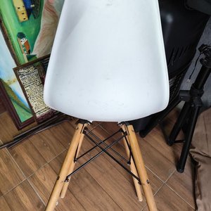 Silla Blanca de Plástico Duro con Patas de Madera - imagen 2