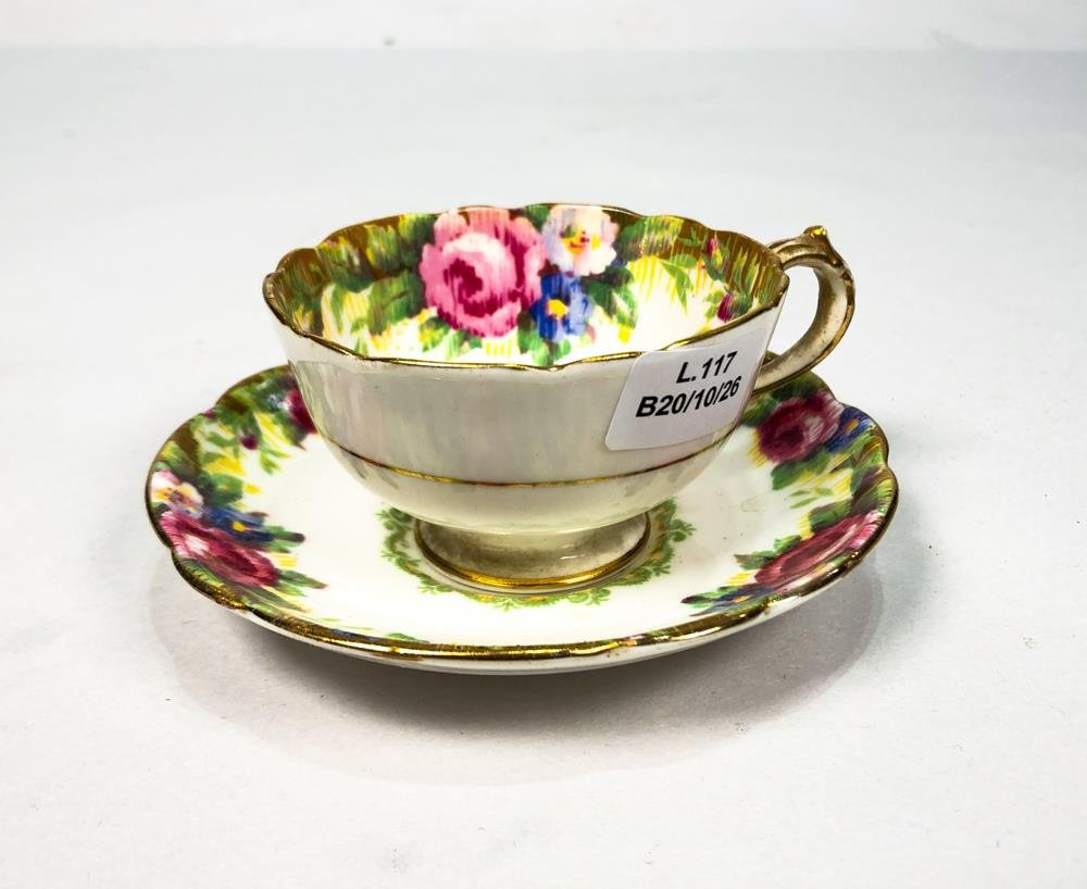 Taza y Platito de Porcelana Inglesa Paragon Floral "Tapestry Rose" con Guarda Dorada