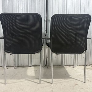 Par de Sillas de Oficina/Sala con Estructura Cromada y Tapizado Negro - imagen 7