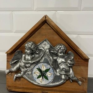 Lote anterior: Adorno de Madera y Peltre con Reloj y Angelitos