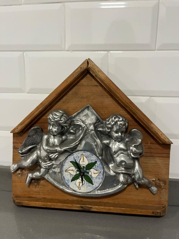 Adorno de Madera y Peltre con Reloj y Angelitos
