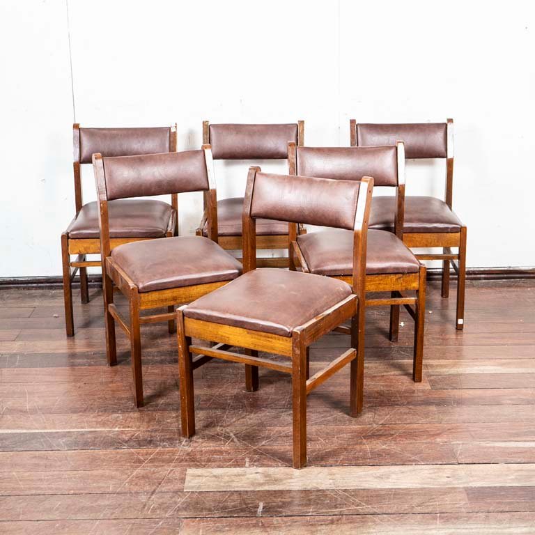 Lote siguiente: Sillas de madera tapizadas en cuerina, Delfino Alvarez