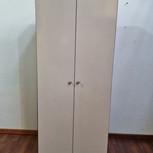 Lote anterior: Biblioteca Beige Claro con Puertas y Estantes Interiores