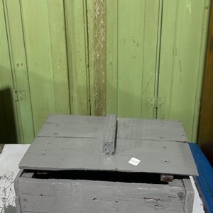 Lote siguiente: Caja de Madera Antigua con Tapa