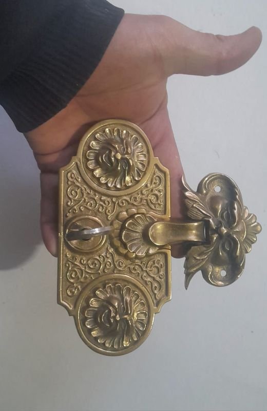 Antigua Cerradura en Bronce con figuras Mitológicas y llave - imagen 3