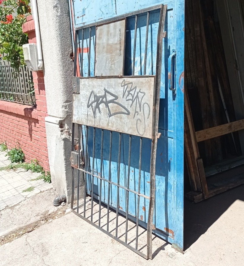 Puerta de reja metálica para entrada segura - imagen 3