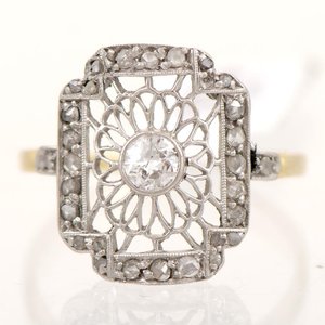 Lote siguiente: Anillo de Oro 18k con Brillante y Diamantes