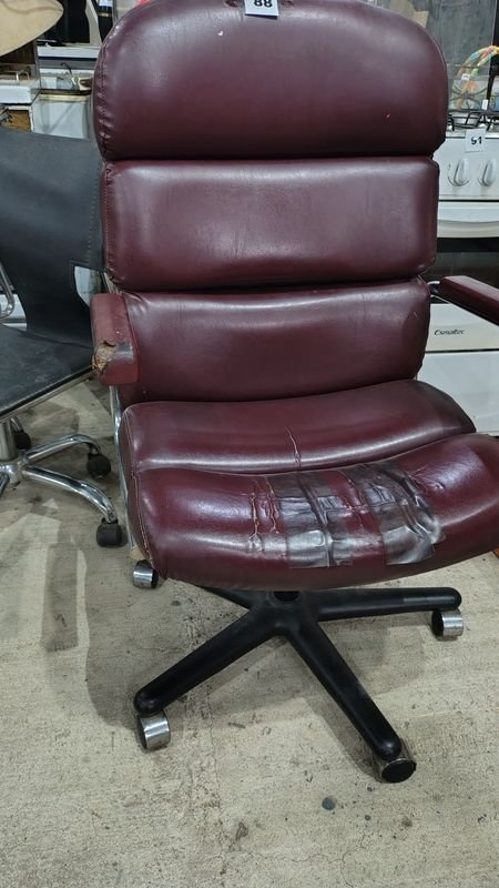 Silla de escritorio para retapizar en condiciones aceptables - imagen 3