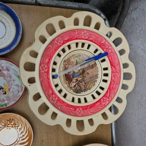 Lote de 8 Platos Decorativos de Porcelana y Cerámica con Escenas Variadas - imagen 3