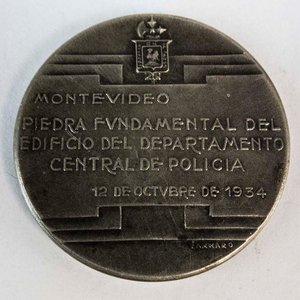 Medalla Uruguay 1934 Edificio Central Policía Plata 12.7g - imagen 2