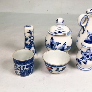 Conjunto de 8 Piezas de Porcelana Blanca y Azul con Diseño Floral - imagen 4