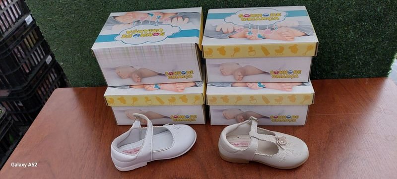 Lote siguiente: Zapatos de bebé con diseño temático y detalles decorativos