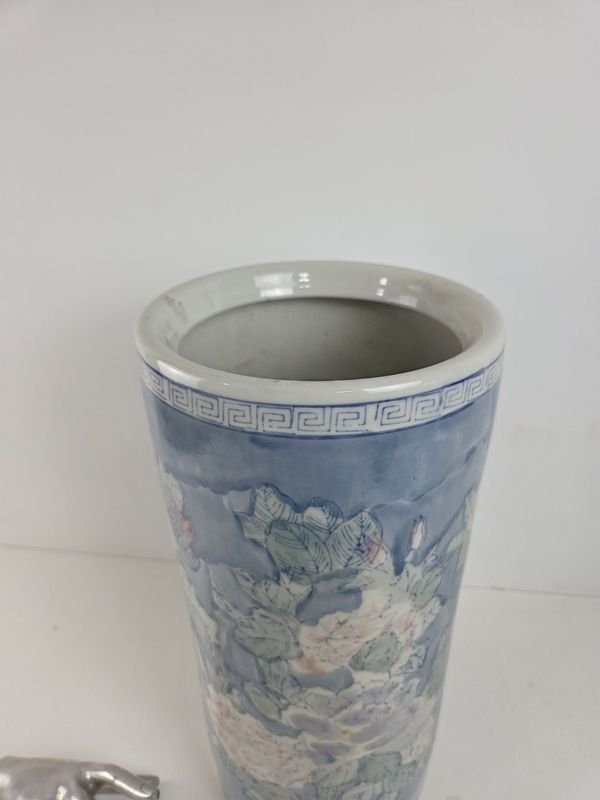 Vaso de porcelana azul y blanco con diseño decorativo - imagen 3
