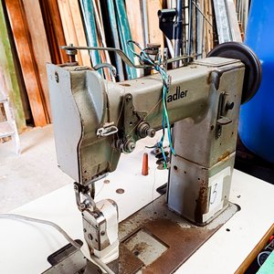 Maquina de coser Adler de columna con motor monofasico c/ bobina - imagen 2