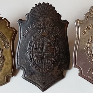 Lote de 3 Insignias Metálicas Antiguas: Policía de Montevideo, Policía de Colonia y Ministerio del Interior - imagen 1