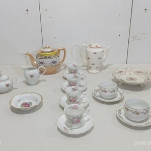 Lote de Porcelana Variada: Teteras, Azucarero, Jarrita, Fuente y Tazas con Platos - imagen 2