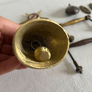 Lote de Cencerro, Tiradores y Llaves en Bronce y Madera - imagen 5