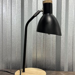 Lámpara de Escritorio Metálica Negra con Base de Madera Clara - imagen 5