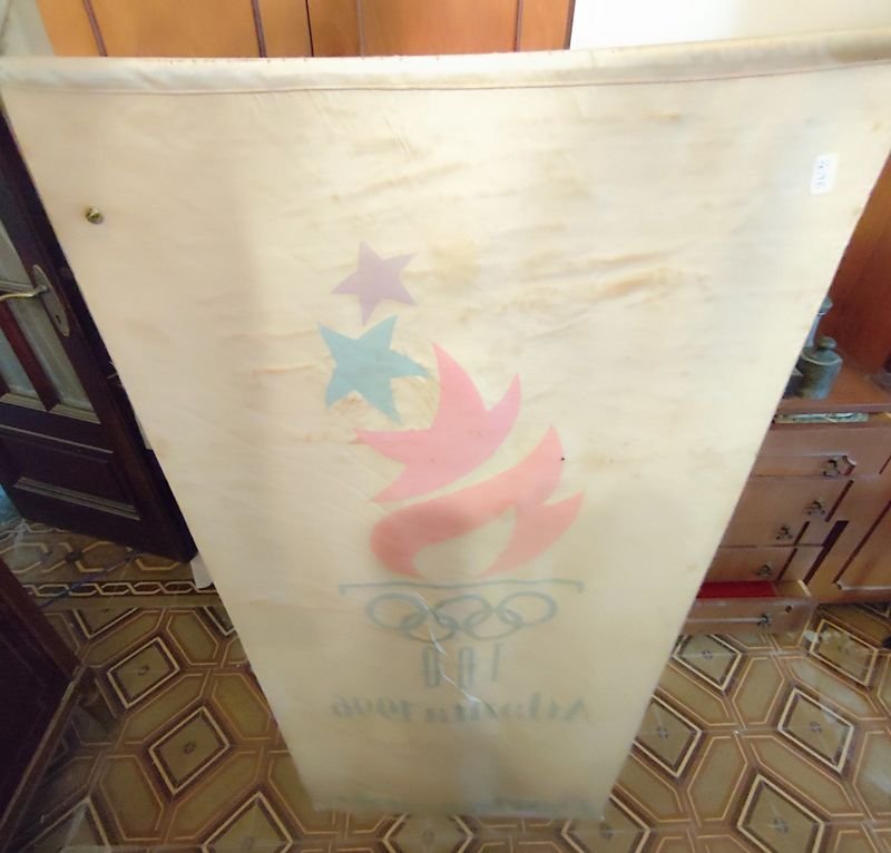 Pin de los JJOO de Barcelona 1992 y gran póster en seda o similar de Atlanta 1996 - imagen 4
