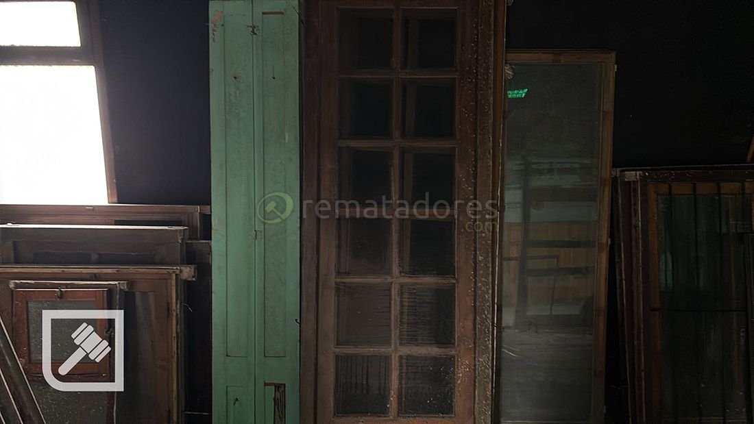 Puertas y Ventanas Antiguas de Madera y Vidrio