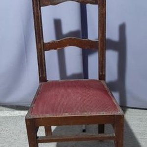 Silla de Madera con Asiento Tapizado en Tela Roja - imagen 1