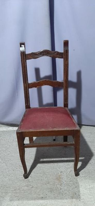 Silla de Madera con Asiento Tapizado en Tela Roja
