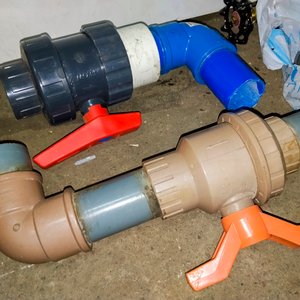 Lote de Válvulas de Bronce y Acoples Varios para Tuberías - imagen 2