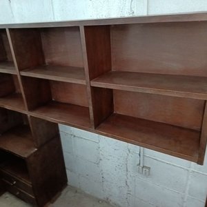 Mesa de Luz con Repisa de Madera Oscura - imagen 4