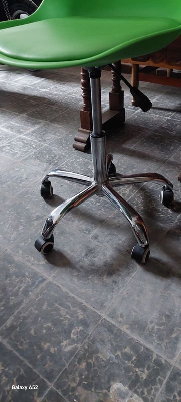 Silla de escritorio verde en buen estado - imagen 2