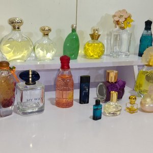 Lote de 30 Frascos de Perfumes Importados Decorativos - imagen 3