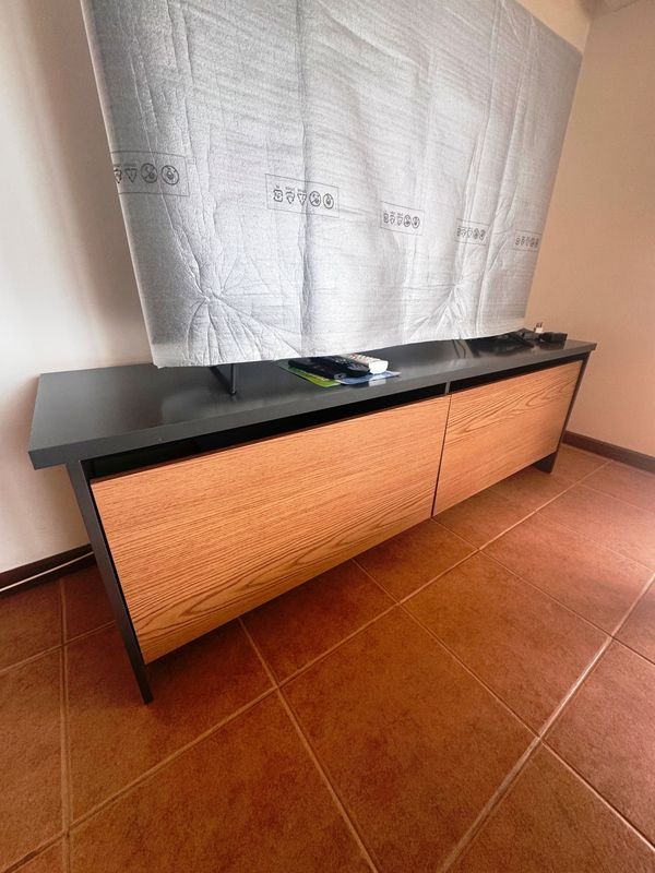 Lote siguiente: Rack para TV en buen estado