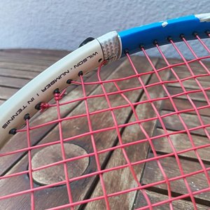 Raqueta de tenis marca Wilson N5,3 HY Brid, con encordado y grip colocado; usada, con desgaste propio del uso. - imagen 8