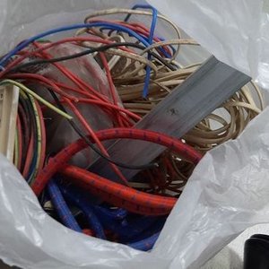 Caja con Varios Artículos: Calculadora, Soporte Celular, Cables y Máscara de Soldar - imagen 2