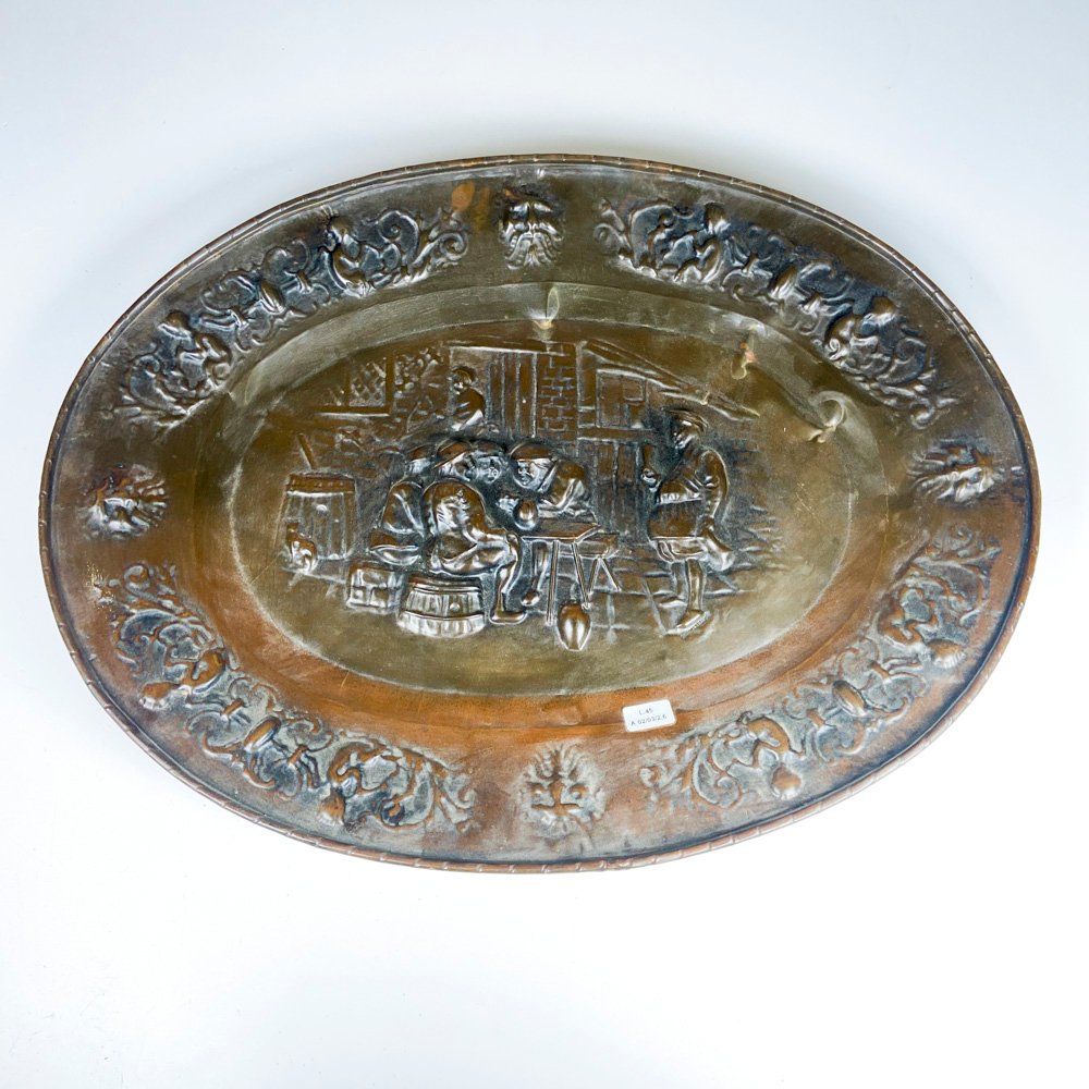 Lote anterior: Plato oval en bronce repujado con escena taberna