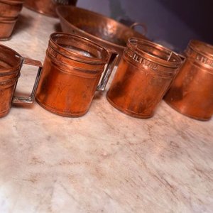 Lote de 8 Artículos de Cobre: Ollitas, Paellera y Medidores - imagen 2