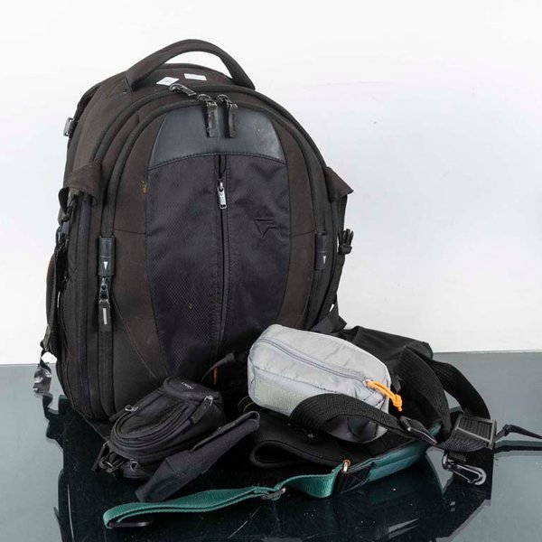Mochila Negra con Estuches y Correas para Cámara