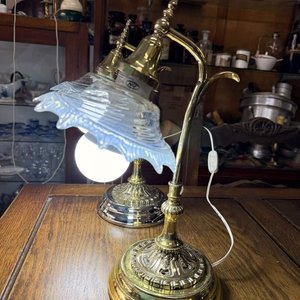 Par de Lámparas de Mesa Antiguas de Bronce con Tulipanes de Vidrio - imagen 5