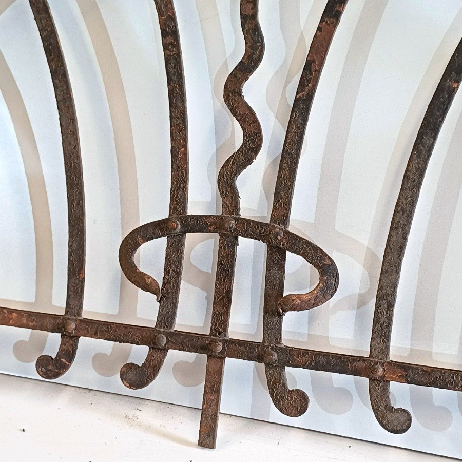 Puerta antigua de hierro con diseño curvo - imagen 7